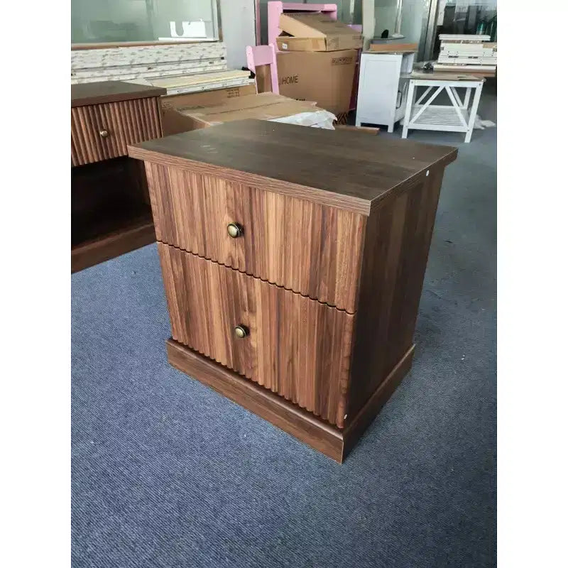 Table de chevet cannelée avec tiroirs, Table de chevet de style moderne du milieu du siècle pour le salon, Table de chevet marron avec rangement, Table d'appoint compacte