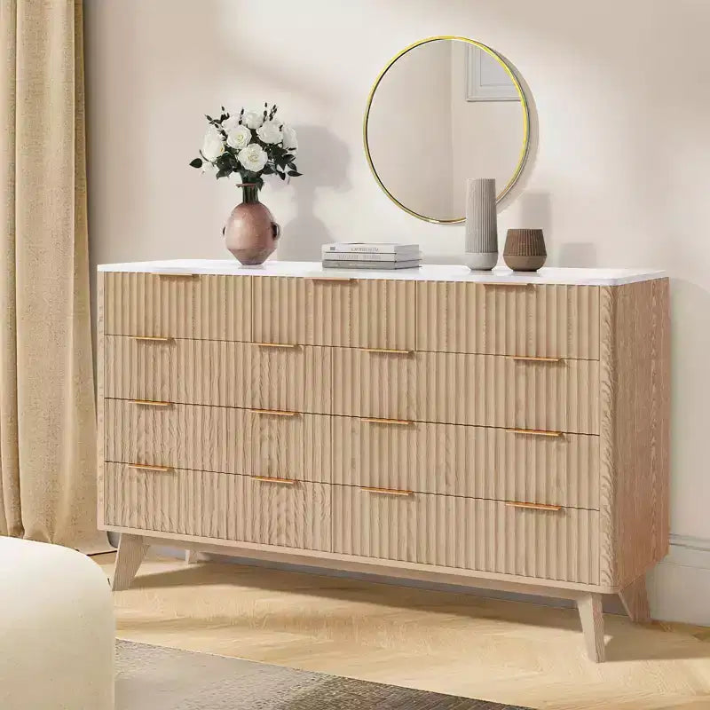 Commode large de 137 cm à 9 tiroirs, en bois moderne avec design ondulé cannelé et poignées métalliques