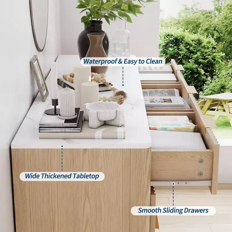 Commode large de 137 cm à 9 tiroirs, en bois moderne avec design ondulé cannelé et poignées métalliques