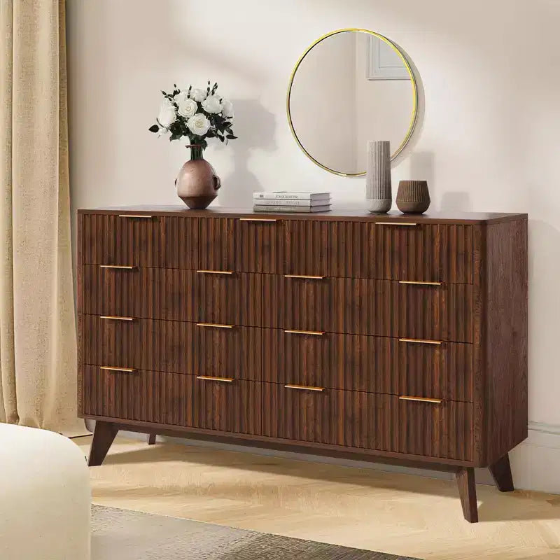 Commode large de 137 cm à 9 tiroirs, en bois moderne avec design ondulé cannelé et poignées métalliques