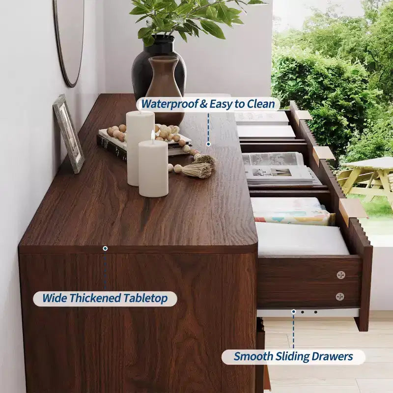 Commode large de 137 cm à 9 tiroirs, en bois moderne avec design ondulé cannelé et poignées métalliques