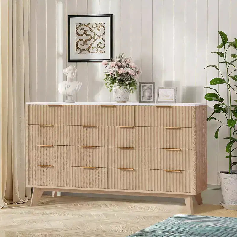 Commode large de 137 cm à 9 tiroirs, en bois moderne avec design ondulé cannelé et poignées métalliques